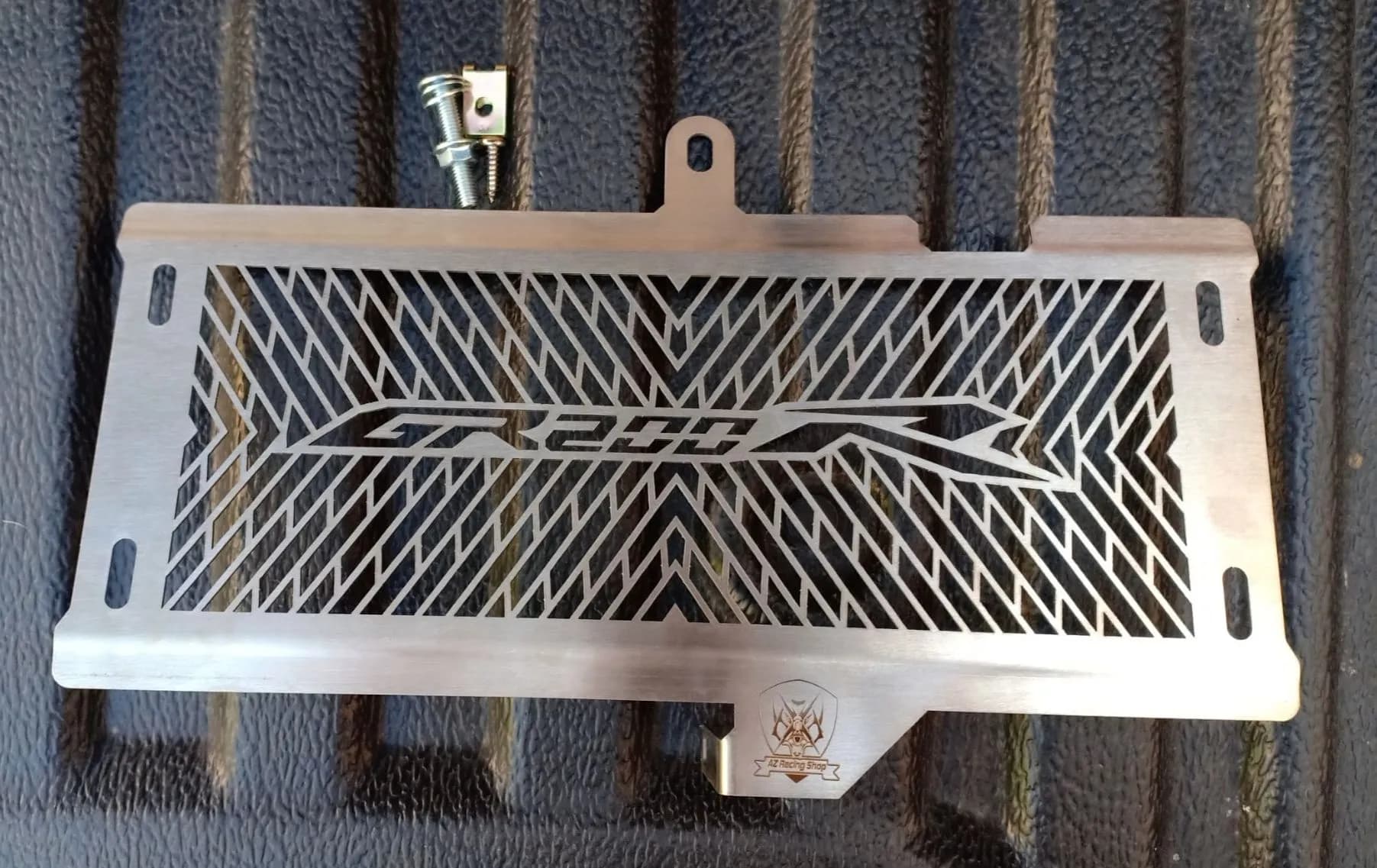 การ์ดหม้อน้ำ GPX Demon GR200R ลาย V สแตนเลสแท้ งานเลเซอร์พรีเมียม แข็งแรง ทนทาน