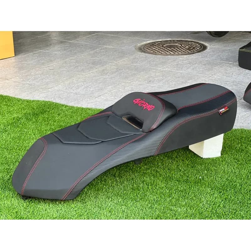 เบาะแต่งทรงสปอร์ต PMracingShop สำหรับ Honda Giorno (ด้ายแดงลายคาร์บอน)