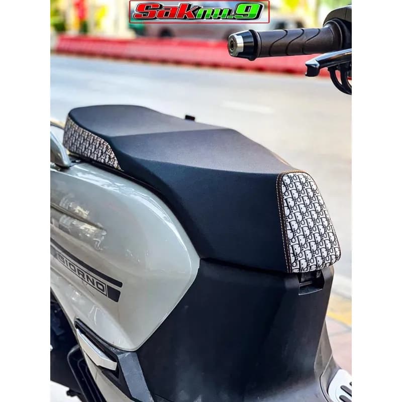 เบาะมอเตอร์ไซค์ Honda Giorno ทรงกลาง ตะเข็บแฟชั่น ด้ายแดง (SAK กม.9)